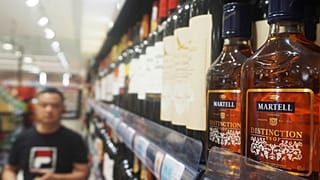 Hükümetin %30,6 ile %39 arasında değişen geçici gümrük vergileri açıklamasının ardından Çin halkı Remy Martin ve diğer Avrupa brendileri için daha fazla ödeme yapabilir
