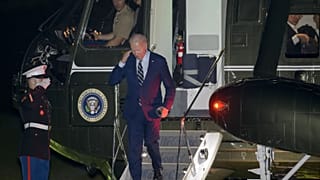 Biden amerikai elnök érkezik a Fehér Házba