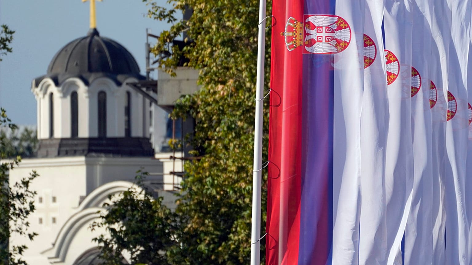 Archiv:  Polizisten aus dem Kosovo sichern das Gelände vor dem Kloster Banjska im Dorf Banjska, 27. September 2023