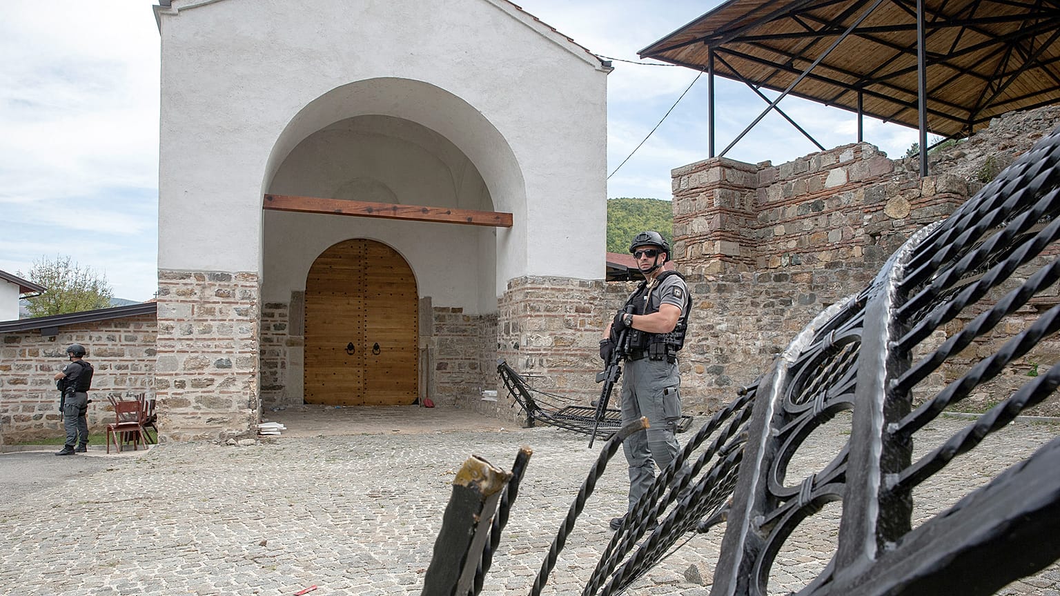 DOSYA: Kosova polis memurları Banjska köyündeki Banjska manastırının dışında güvenliği sağlıyor, 27 Eylül 2023