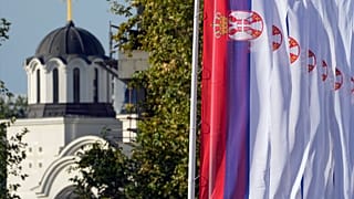 Archiv: Polizisten aus dem Kosovo sichern das Gelände vor dem Kloster Banjska im Dorf Banjska, 27. September 2023