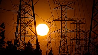 El sol se pone detrás de las líneas eléctricas de alta tensión en Los Ángeles. Septiembre de 2024.