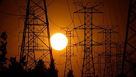 Los Angeles'ta güneş, elektrik hatlarının arkasından batıyor, Eylül 2024. 