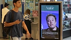 Valor medya tarafından yayınlanan bir reklamda, 2 Eylül 2024 Pazartesi günü Brezilya'nın Brasilia kentindeki bir alışveriş merkezinde Elon Musk'ın fotoğrafı gösteriliyor.
