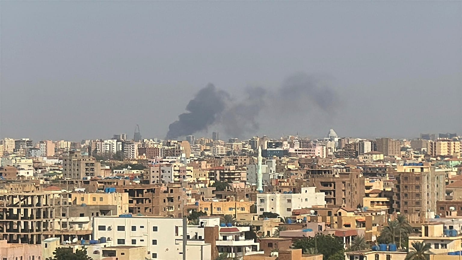 تصاعد الدخان بعد أن بدأ الجيش السوداني عملية عسكرية لاستعادة مناطق من العاصمة من قوات الدعم السريع، الخرطوم يوم الخميس 26 سبتمبر 2024.