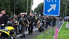 Mitglieder der Motorradgang Satudarah (Ein Blut) verlassen die Autobahn, nachdem die niederländische Bereitschaftspolizei die A2 bei Amsterdam gesperrt hat.