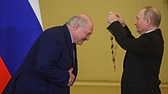 Ο Βλαντιμίρ Πούτιν βραβεύει με την ύψιστη τιμή της Ρωσίας τον Αλεξάντερ Λουκασένκο