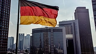Frankfurt'taki finans merkezinde bir binanın önünde Alman bayrağı dalgalanıyor