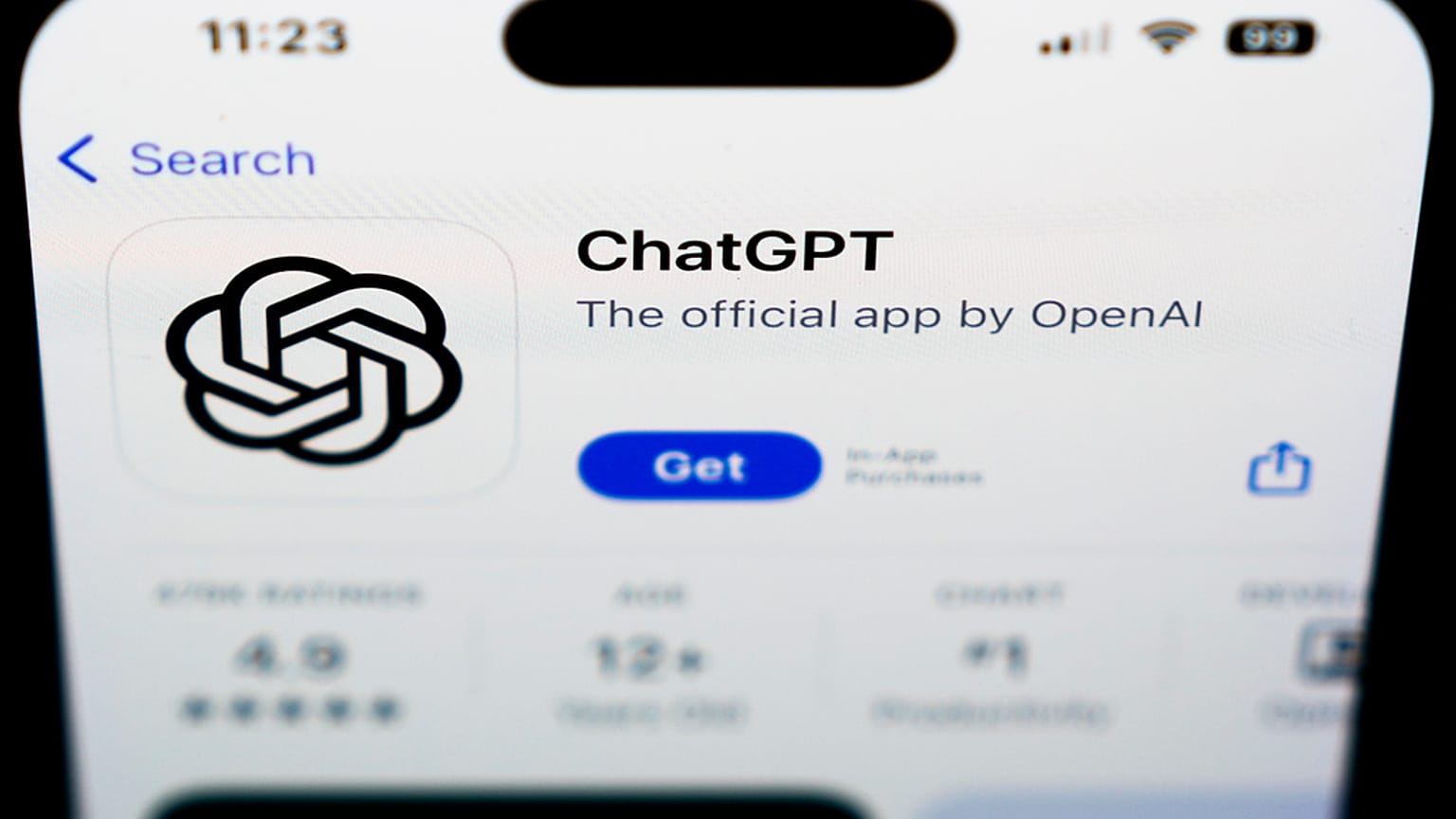 شعار ChapGPT يظهر على شاشة إحدى الهواتف