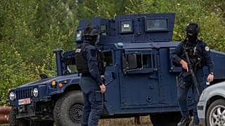 ضباط شرطة كوسوفو يقفون عند نقطة تفتيش بالقرب من دير بانيسكا أثناء عملية شرطة جارية في قرية بانيسكا يوم الاثنين 25 سبتمبر 2023.