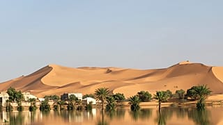 واحة تنعكس على بحيرة تشكلت بفعل الأمطار النادرة في إقليم الراشدية