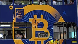 Hong Kong'da bir tramvaydaki Bitcoin reklamı.