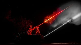 سرباز اوکراینی در حال شلیک با مسلسل
