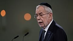 Le président autrichien Alexander Van der Bellen à la synagogue portugaise lors de l'ouverture du nouveau musée national de l'Holocauste à Amsterdam, Pays-Bas, 10 mars 2024.