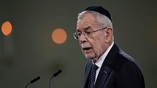 Il presidente austriaco Alexander Van der Bellen parla alla Sinagoga portoghese per l'inaugurazione del Museo nazionale dell'Olocausto, Amsterdam, Paesi Bassi, 10 marzo 2024