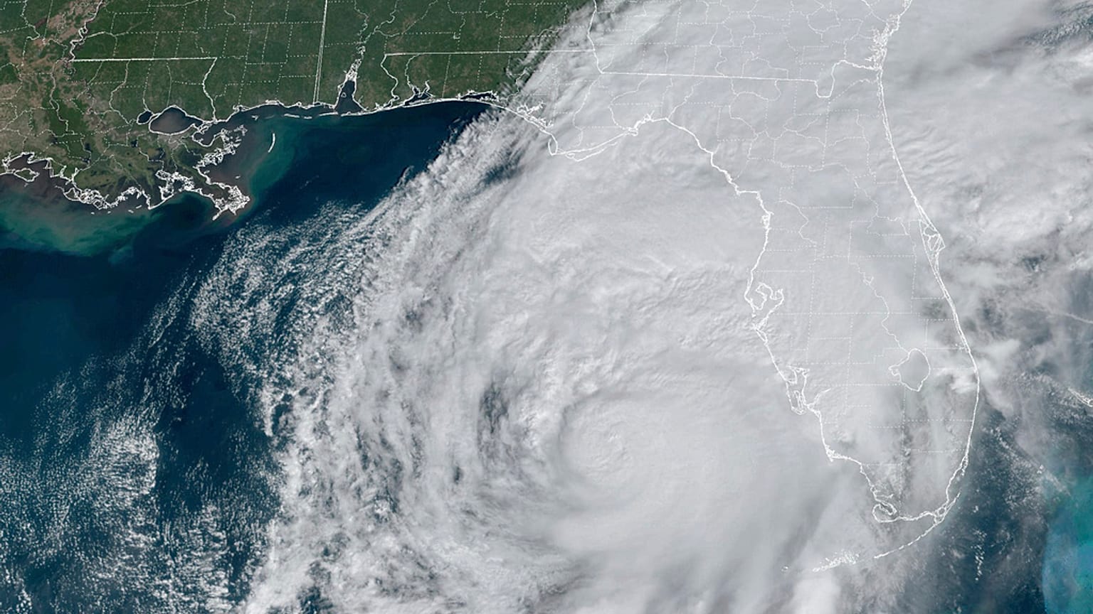 L'uragano Milton, prima di entrare nella baia di Tampa in Florida (Stati Uniti)