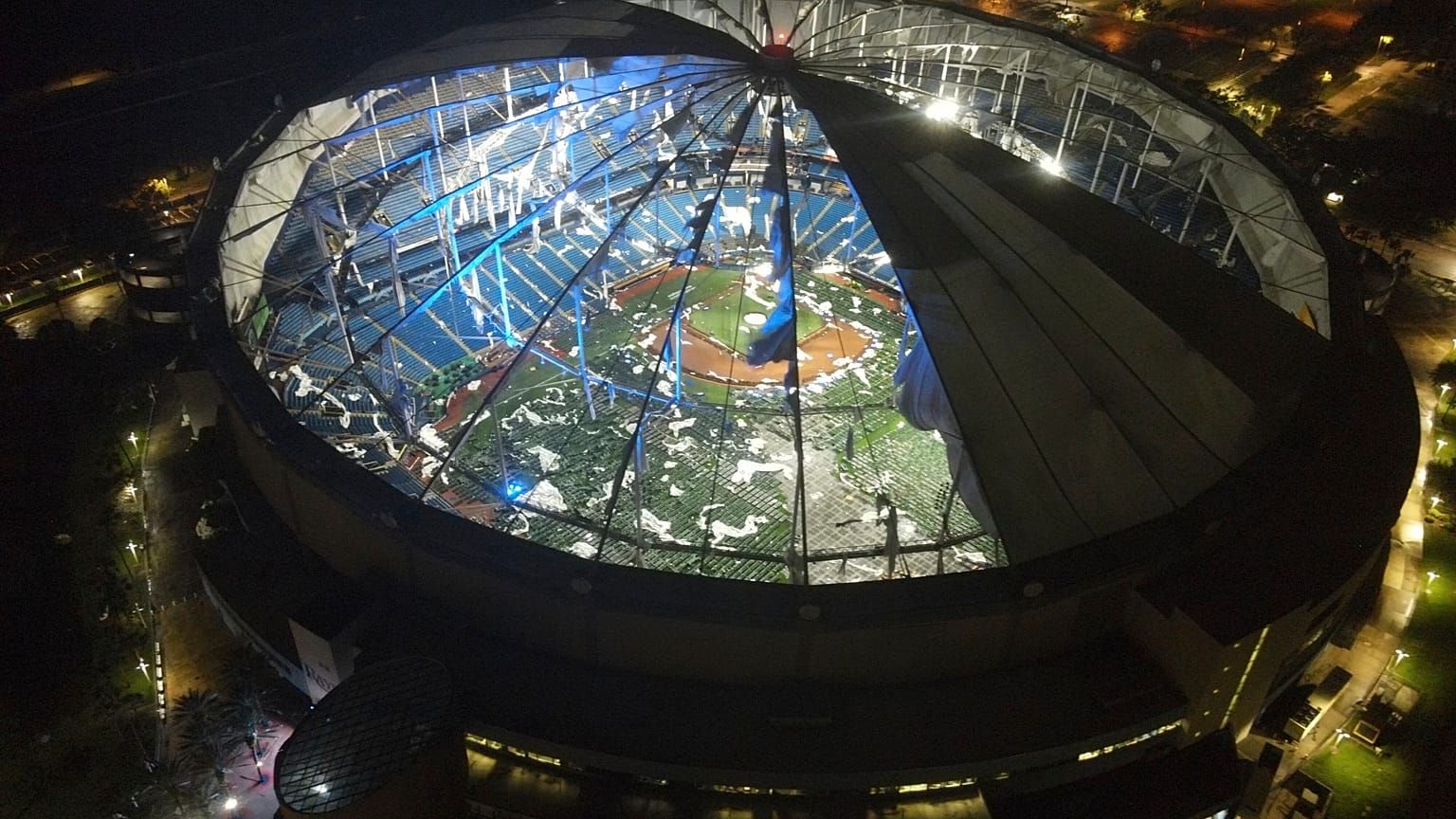 A floridai St. Petersburg város stadionjának tetejét is letépte a viharos szél 