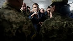 El presidente francés Emmanuel Macron habla con soldados ucranianos en un campamento militar en el este de Francia, el miércoles 9 de octubre de 2024.