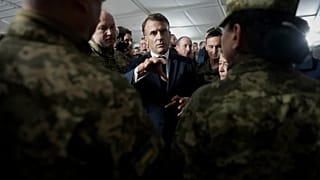 El presidente francés Emmanuel Macron habla con soldados ucranianos en un campamento militar en el este de Francia, el miércoles 9 de octubre de 2024.