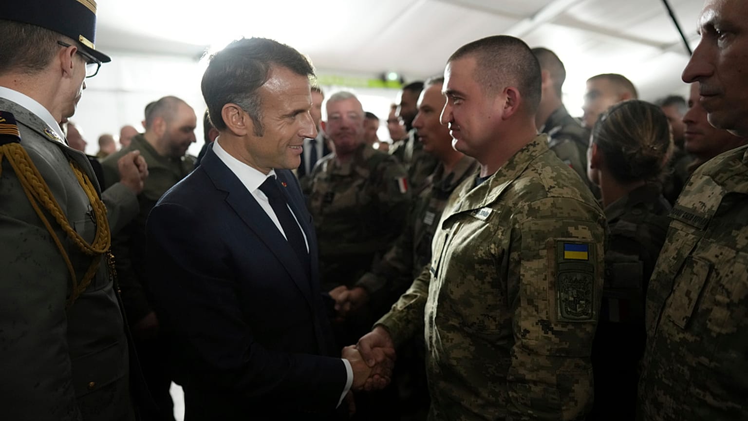 Emmanuel Macron incontra soldati ucraini addestrati in territorio russo
