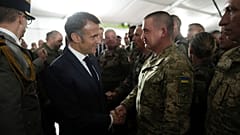 Emmanuel Macron incontra soldati ucraini addestrati in territorio russo