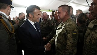 Emmanuel Macron incontra soldati ucraini addestrati in territorio russo