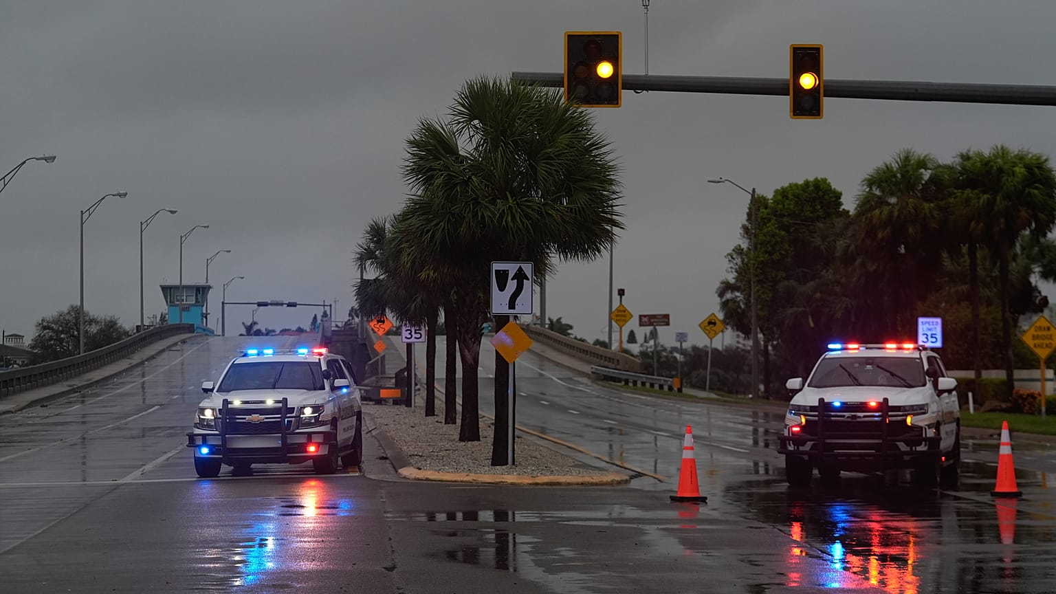 Rendőrautókkal zárják le a St.Pete szigetre vezető hidat a Milton hurrikán érkezése előtt a floridai Pasadenában 2024. október 9-én.