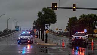 Rendőrautókkal zárják le a St.Pete szigetre vezető hidat a Milton hurrikán érkezése előtt a floridai Pasadenában 2024. október 9-én.