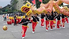 Des danseurs se produisent lors des célébrations de la fête nationale devant le bâtiment présidentiel à Taipei, Taiwan, le jeudi 10 octobre 2024