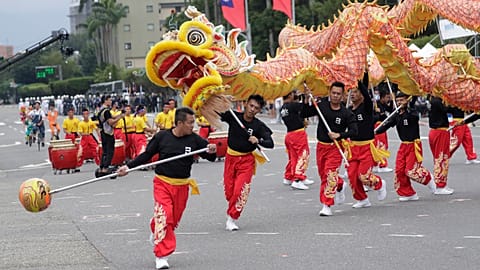 Des danseurs se produisent lors des célébrations de la fête nationale devant le bâtiment présidentiel à Taipei, Taiwan, le jeudi 10 octobre 2024