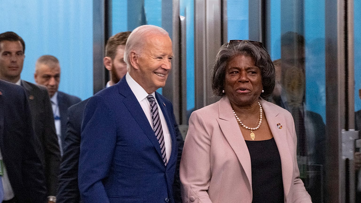 Birleşmiş Milletler ABD Büyükelçisi Linda Thomas-Greenfield (sağda) ile ABD Başkanı Joe Biden