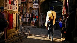 İstanbul'da ticaretle öne çıkan Eminönü semtinde bir kişinin sırtında bir çuval taşıdığı görülüyor, 19 Eylül 2024
