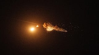 Ukrayna hava savunma sistemleri, Rusya'nın Kiev'e yönelik hava saldırısı sırasında bir Shahed insansız hava aracına müdahale ediyor