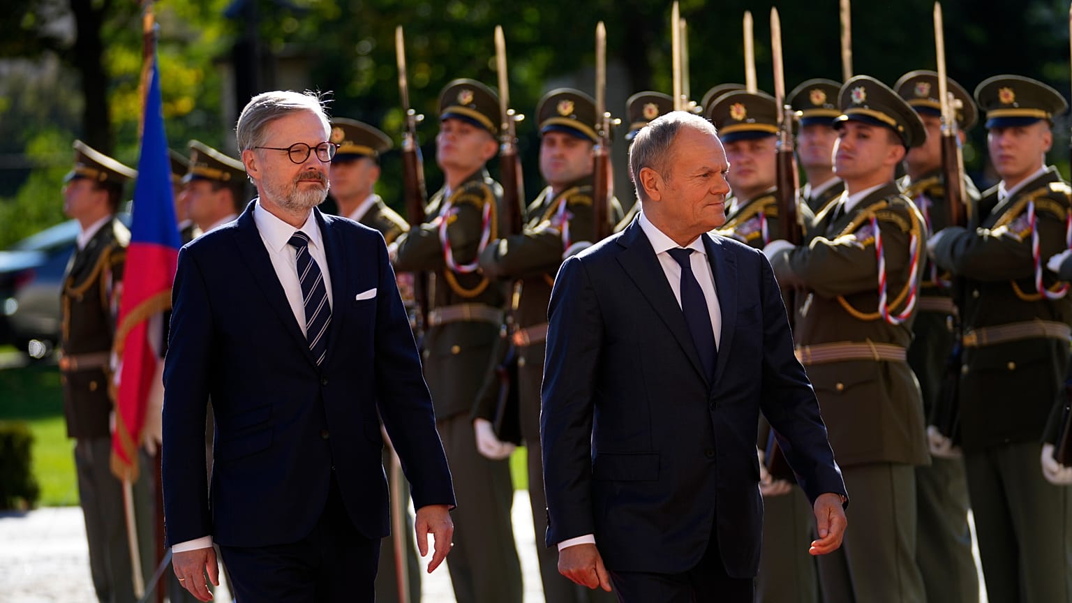Çek Cumhuriyeti Başbakanı Petr Fiala, solda, 9 Ekim 2024 Çarşamba günü Çek Cumhuriyeti'nin başkenti Prag'da bir araya geldikleri sırada Polonyalı mevkidaşı Donald Tusk'u karşılıyor.