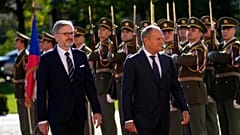 Çek Cumhuriyeti Başbakanı Petr Fiala, solda, 9 Ekim 2024 Çarşamba günü Çek Cumhuriyeti'nin başkenti Prag'da bir araya geldikleri sırada Polonyalı mevkidaşı Donald Tusk'u karşılıyor.