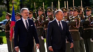 Çek Cumhuriyeti Başbakanı Petr Fiala, solda, 9 Ekim 2024 Çarşamba günü Çek Cumhuriyeti'nin başkenti Prag'da bir araya geldikleri sırada Polonyalı mevkidaşı Donald Tusk'u karşılıyor.