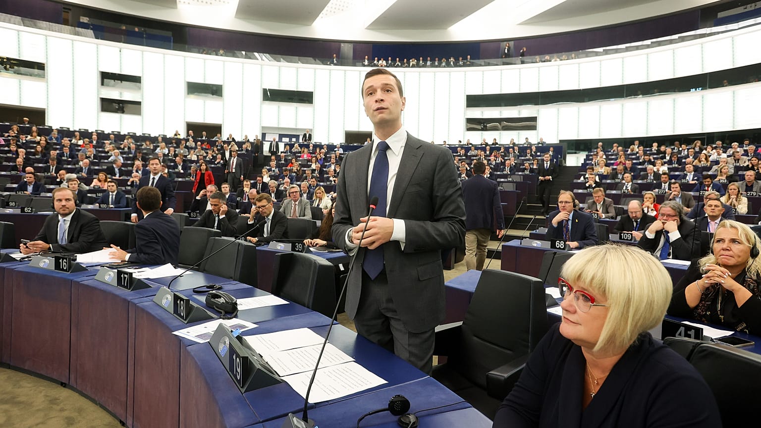 Jordan Bardella Strazburg'da Avrupa Parlamentosu'na hitap ediyor, 8 Ekim 2024