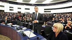 Ο Τζόρνταν Μπαρντέλα μιλάει στο Ευρωπαϊκό Κοινοβούλιο στο Στρασβούργο, 8 Οκτωβρίου 2024