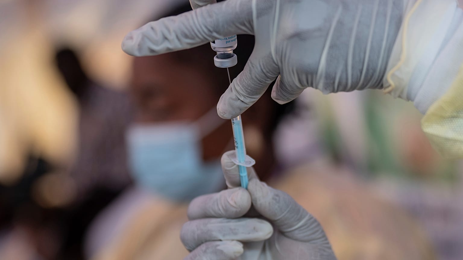 Bir hemşire Demokratik Kongo Cumhuriyeti'nde mpox aşısı yapmaya hazırlanıyor, 2024
