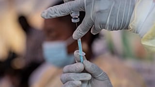 ممرضة تستعد لإعطاء لقاح ضد مرض الجدري في المستشفى العام في غوما، جمهورية الكونغو الديمقراطية، السبت 5 أكتوبر/تشرين الأول 2024