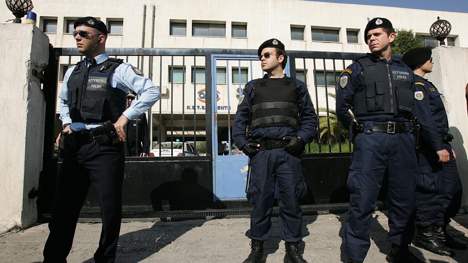 الشرطة تقف خارج كلية تدريب مهني حكومية في غرب أثينا، اليونان، الجمعة 10 أبريل/نيسان 2009