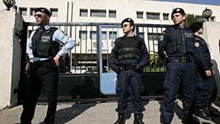 الشرطة تقف خارج كلية تدريب مهني حكومية في غرب أثينا، اليونان، الجمعة 10 أبريل/نيسان 2009