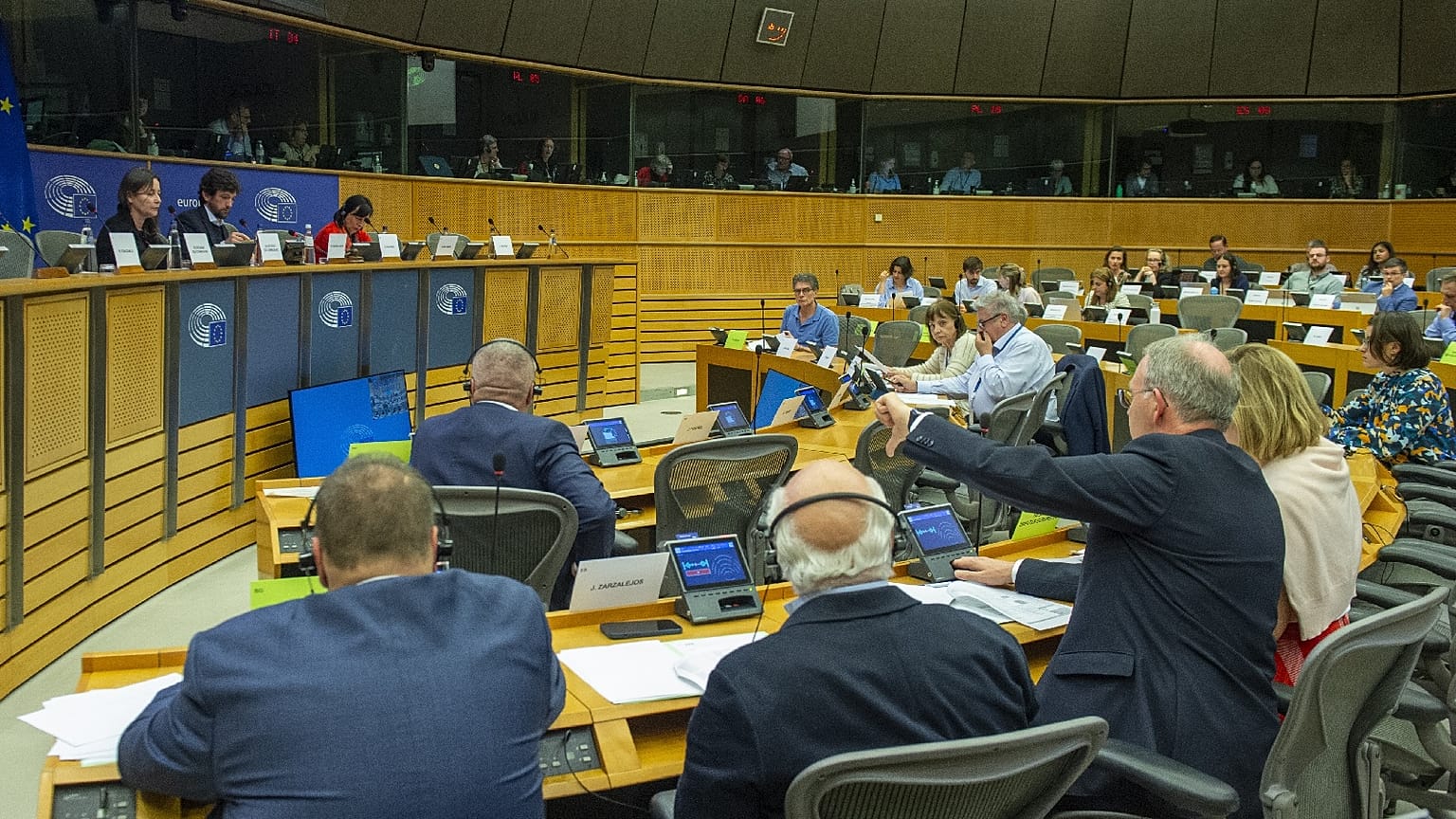 Avrupa Parlamentosu'nun JURI komitesi üyeleri 8 Nisan 2024 tarihinde Brüksel'de düzenlenen bir toplantıya katılıyor.