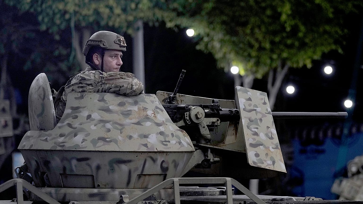 Archivo: Un soldado del Ejército libanés en el lugar de un ataque aéreo israelí en el suburbio sur de Beirut, el 23 de septiembre de 2024.