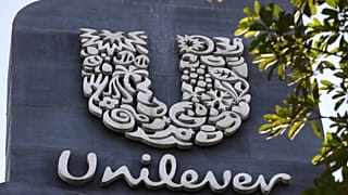 Unilever logosu, PT Unilever şirketinin Endonezya'daki merkez ofisinin dışında sergileniyor, 16 Kasım 2021