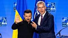 Jens Stoltenberg és Volodimir Zelenszkij a NATO washingtoni csúcstalálkozójának keretében tartott sajtóértekezletén 2024. július 11-én