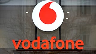 Logotipo de Vodafone en la entrada de una tienda de la empresa en el bulevar comercial Kurfuerstendamm de Berlín.