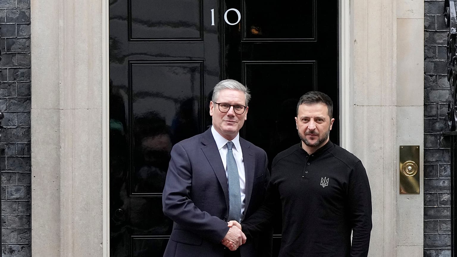 Keir Starmer brit miniszterelnök üdvözli Volodimir Zelenszkij ukrán elnököt a Downing Street 10-ben Londonban 2024. október 10-én, csütörtökön.