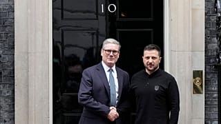 O primeiro-ministro britânico Keir Starmer recebe o presidente ucraniano Volodymyr Zelenskyy no número 10 de Downing Street, em Londres, quinta-feira, 10 de outubro de 2024.