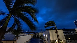 A Milton hurrikán érkezése a floridai Sarasotában 2024. október 9-én